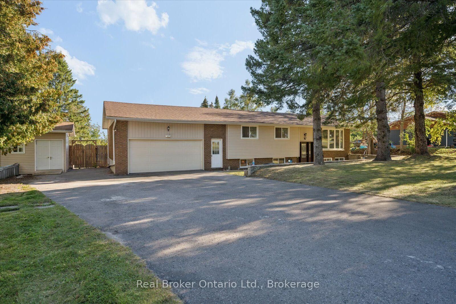 Property Photo:  210 Patricia Crescent  ON K9J 6X3 