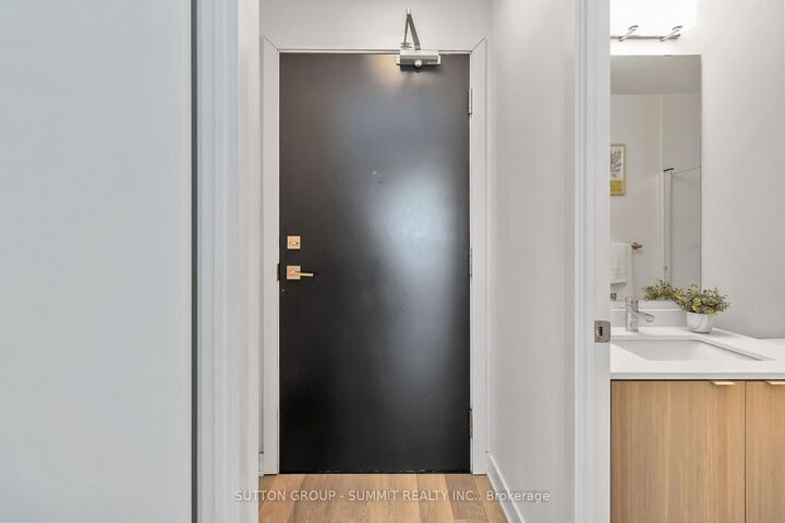 Property Photo:  5220 Dundas Street D422  ON L7L 0J4 
