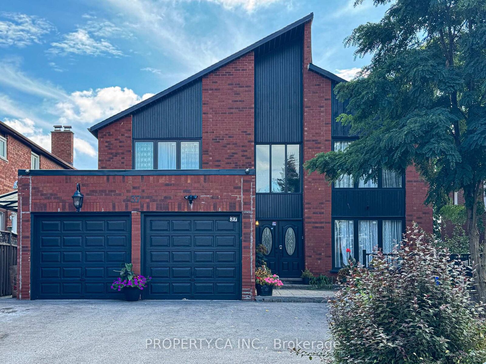 Property Photo:  37 Hewlett Crescent Lower  ON L3P 7J9 