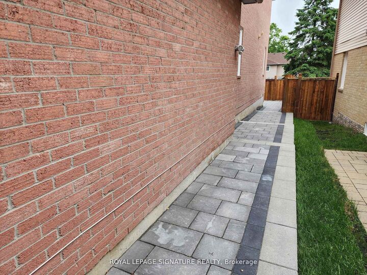 Property Photo:  148 Tamarac Trail Bsmt  ON L4G 5V3 