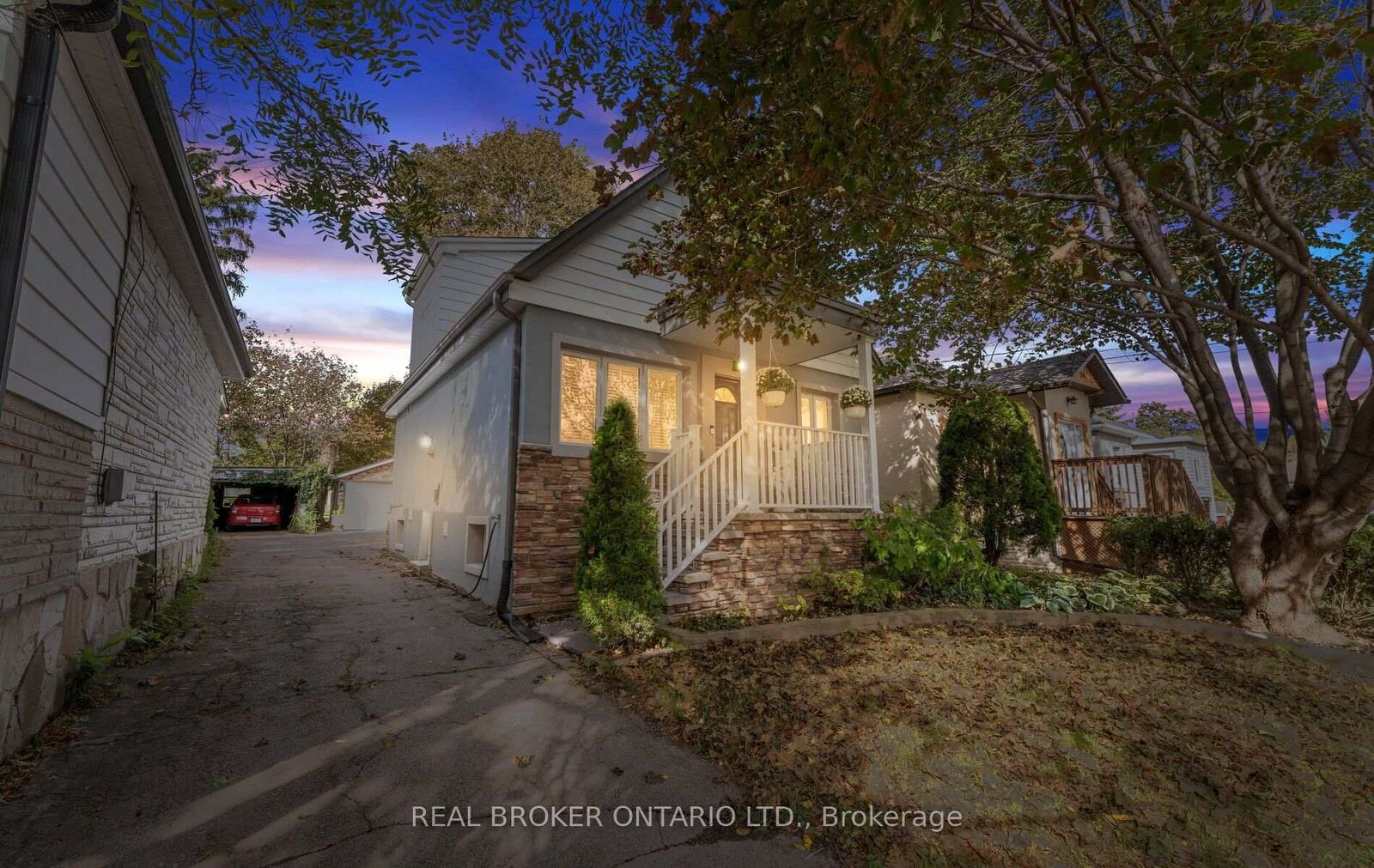 Photo de la propriété: 26 Roxaline Street ON M9P 2Y9
