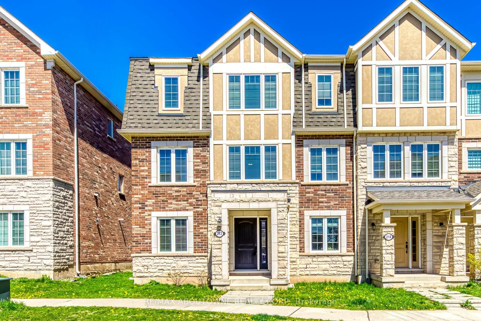 Property Photo: 212 Ellen Davidson Drive ON L6M 0V1