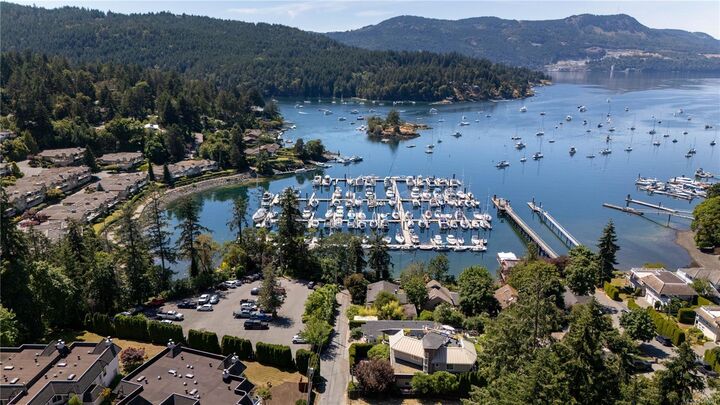 Property Photo:  916 Grilse Lane  BC V8M 1B5 