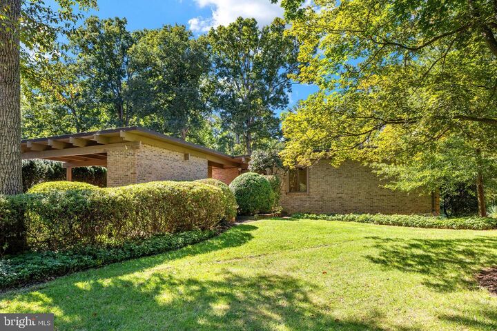 Property Photo: 12107 Stirrup Road VA 20191
