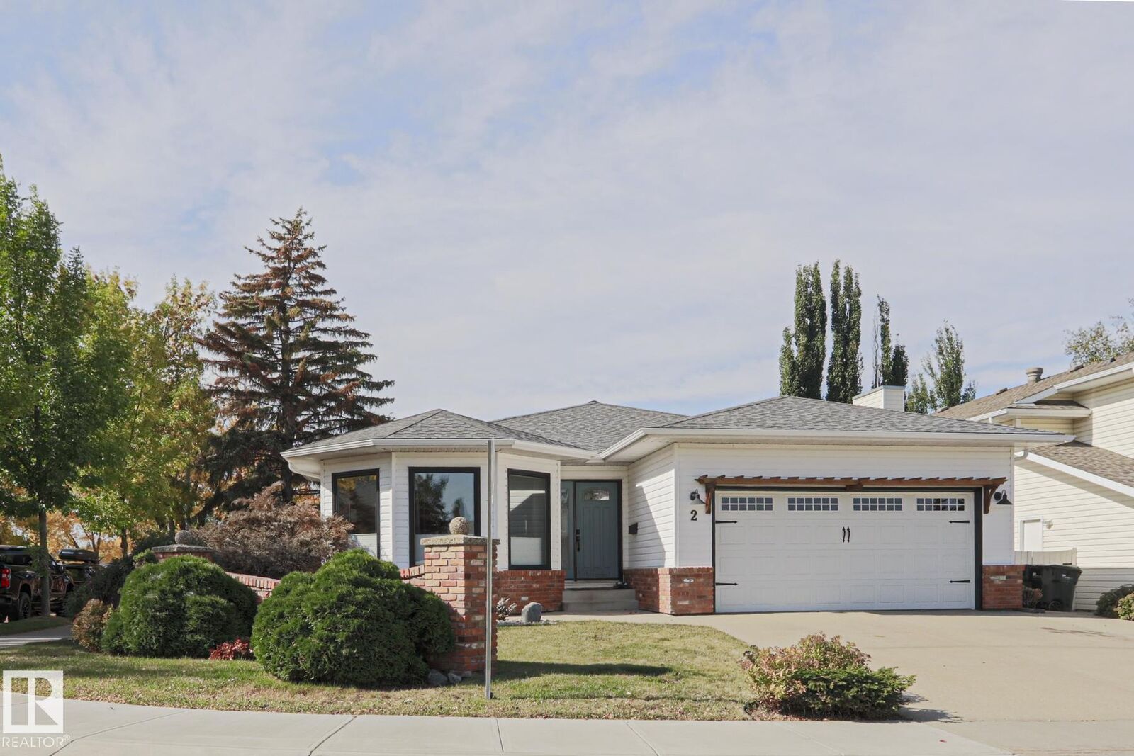 Property Photo: 2 Hillview Crescent AB T8A 4Z7
