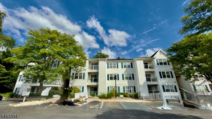 Property Photo:  1133 Waterford Dr 33  NJ 08817 