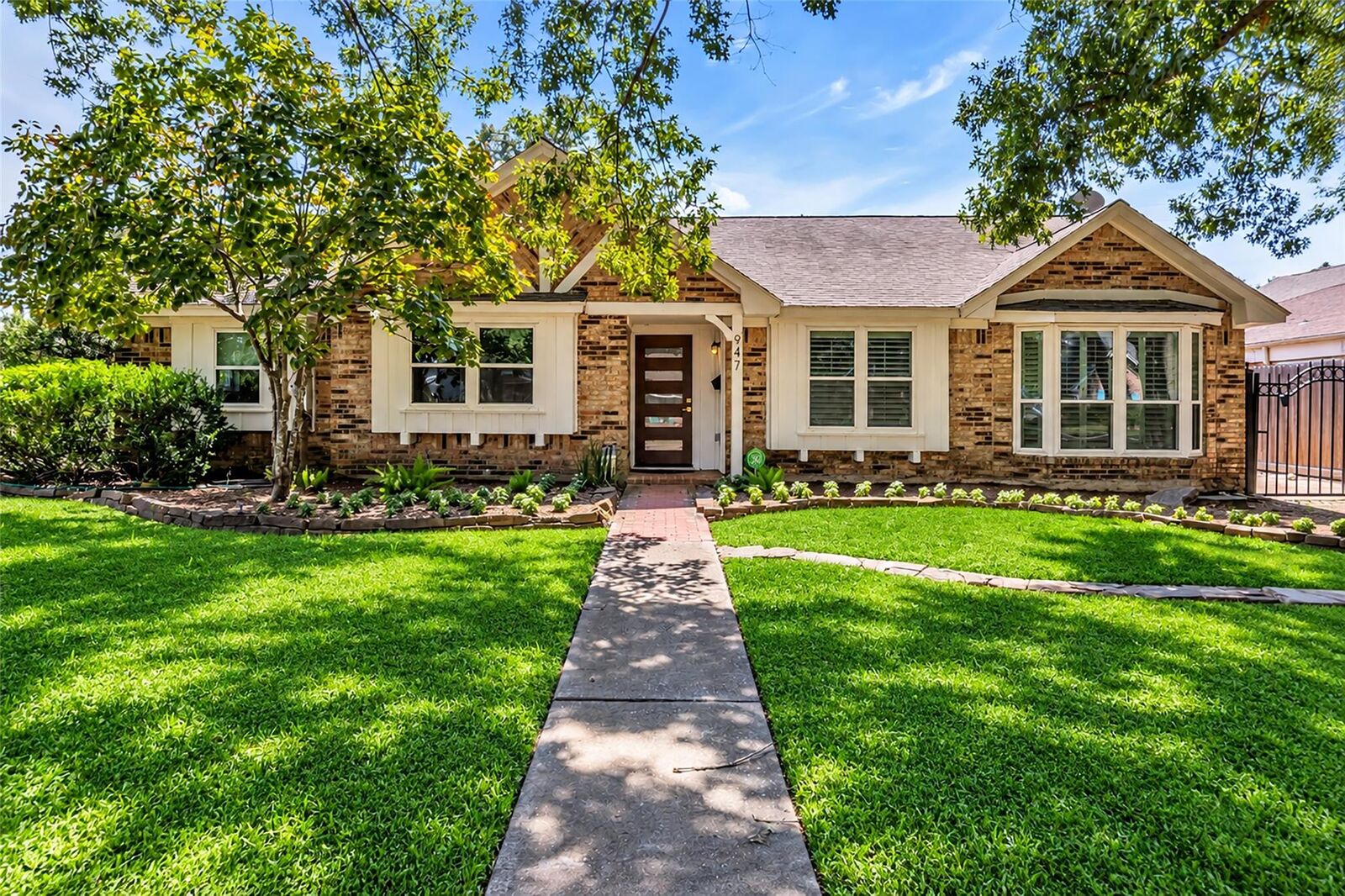 Property Photo:  947 Thornton Road  TX 77018 