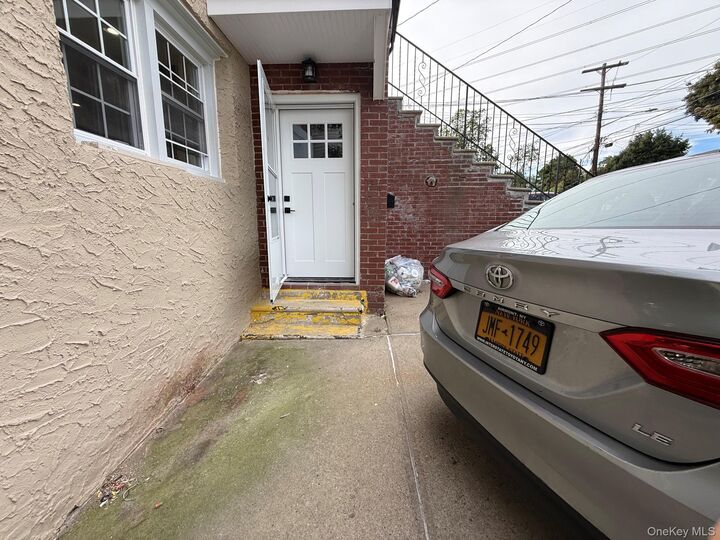 Property Photo:  30 Elissa Lane 1 (1st Floor)  NY 10710 