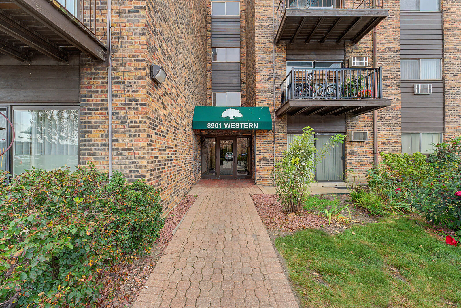 Property Photo: 8901 N Western Avenue A104 IL 60016