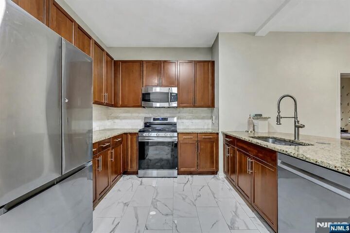 Property Photo:  1109 Riverview Avenue 109  NJ 07631 