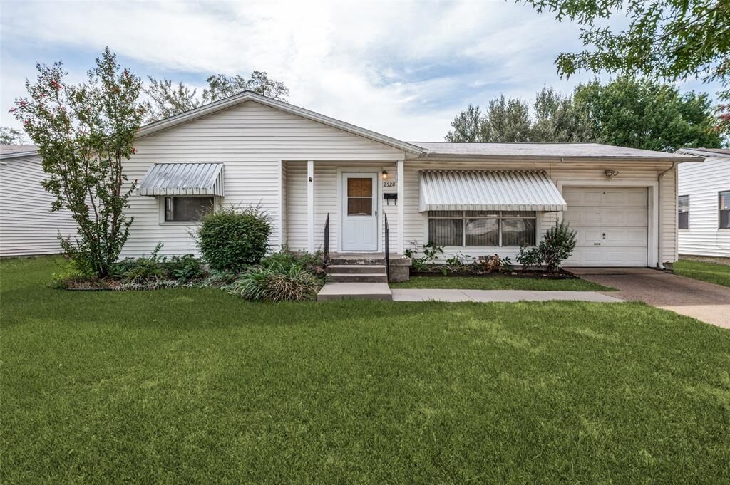 Property Photo: 2528 Rugby Lane TX 75234