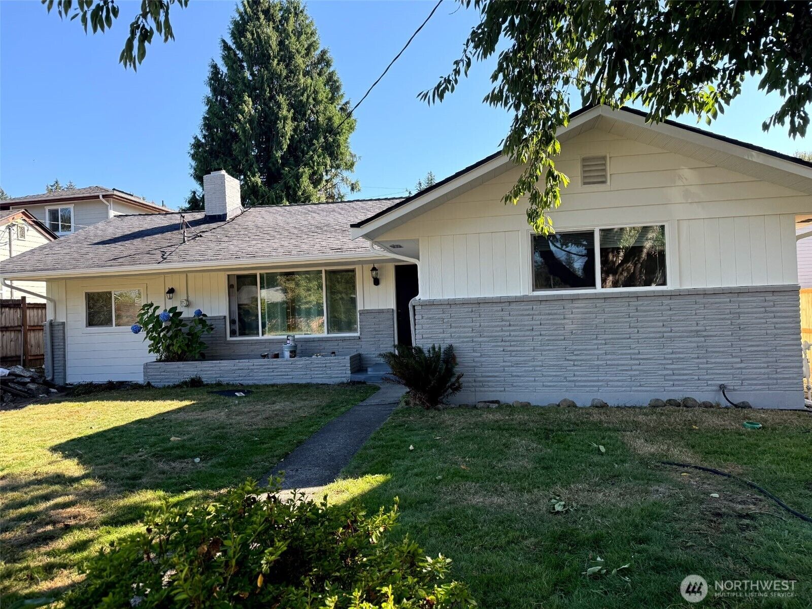 Property Photo:  325 SE Andrews Street  WA 98027 