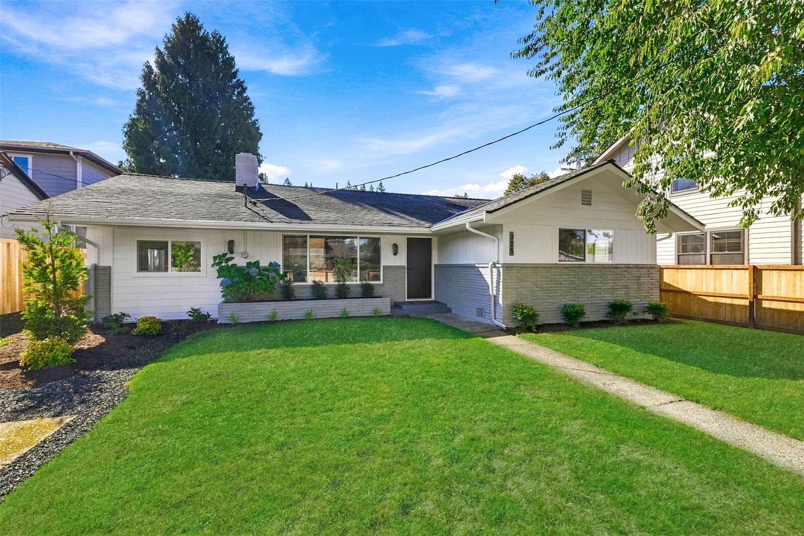 Property Photo:  325 SE Andrews Street  WA 98027 