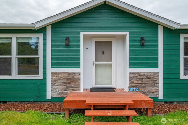 Property Photo:  1105  Paul Avenue  WA 98277 