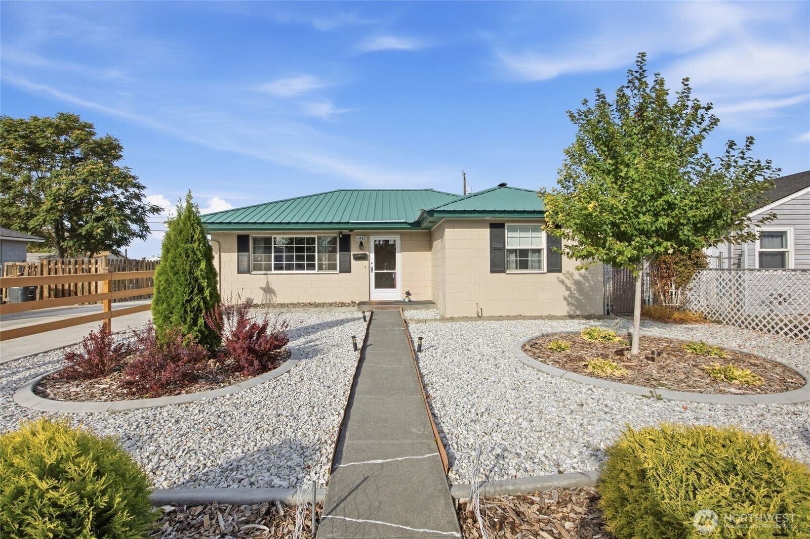Property Photo:  1442 W Lee Street  WA 98837 