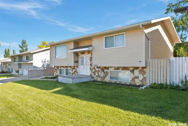 Property Photo: 3343 Fairlight Drive SK S7M 4N1