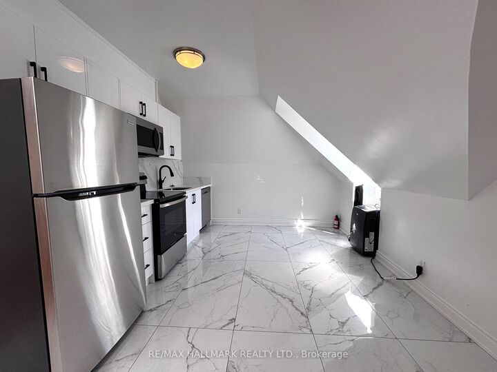 Property Photo: 61 Cecil Street #3 ON M5T 1N5