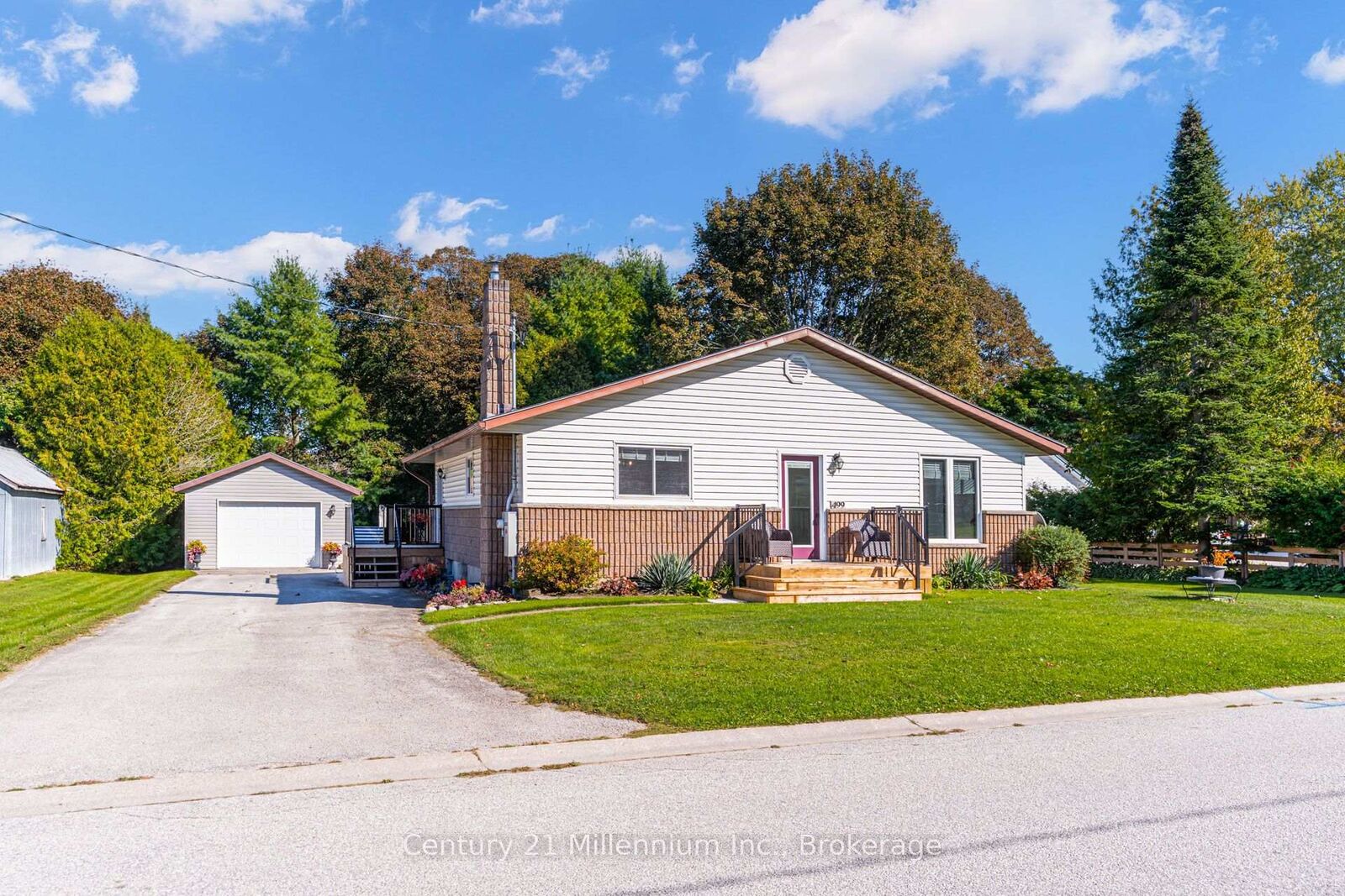 Property Photo:  499 Tyson Street  ON N0H 2T0 