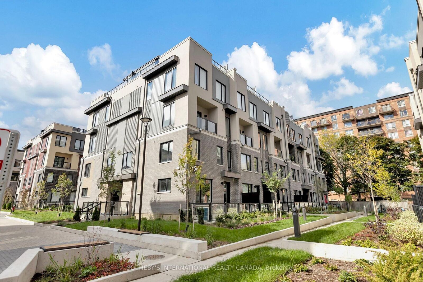 Property Photo: 3562 Colonial Drive 23 ON L5L 0C1