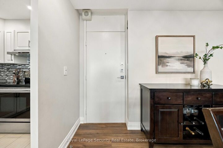 Property Photo:  250 Scarlett Road 1504  ON M6N 4X5 