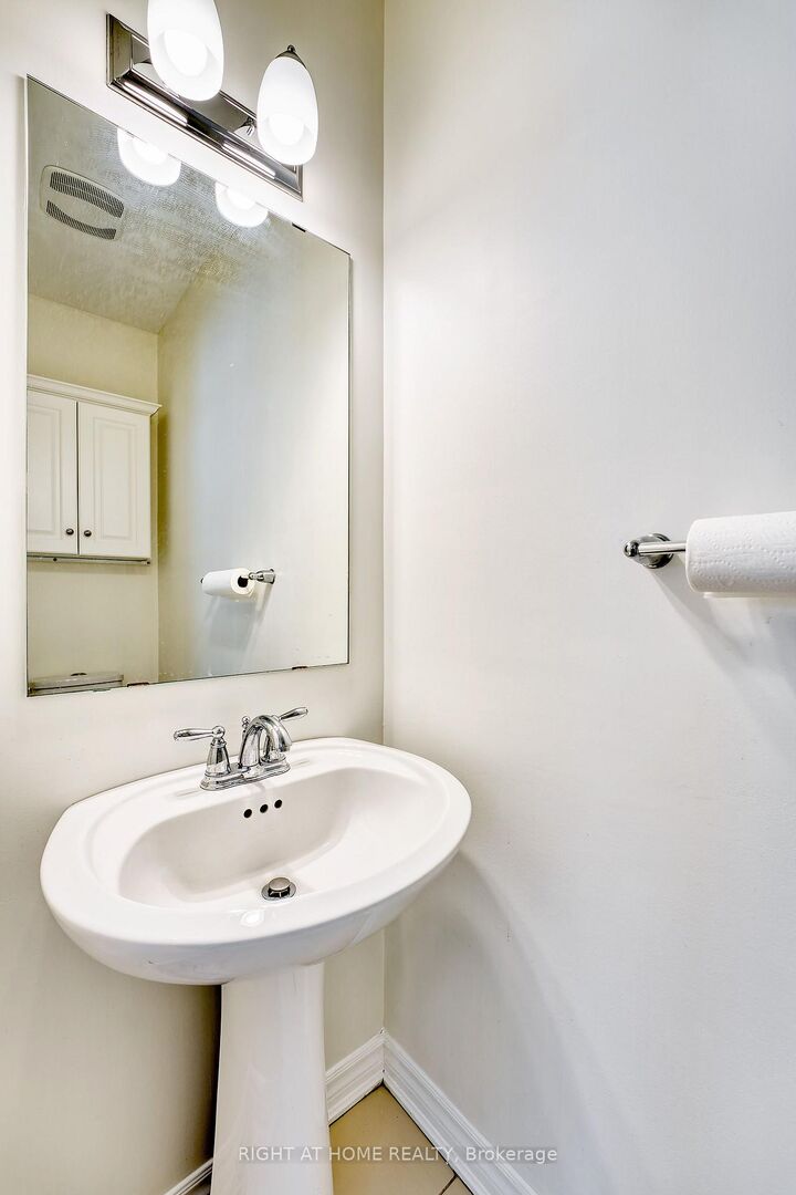 Property Photo:  31 Summitview Drive  ON K2M 2V9 