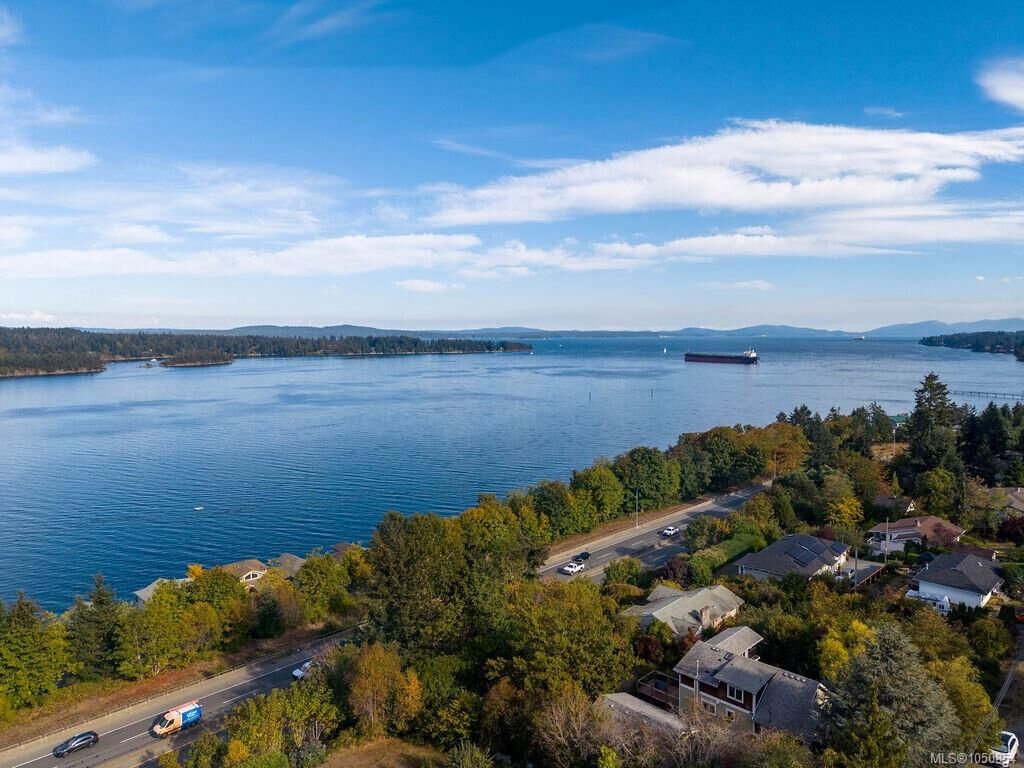 Property Photo:  275 Bayview Ave  BC V9G 1B8 