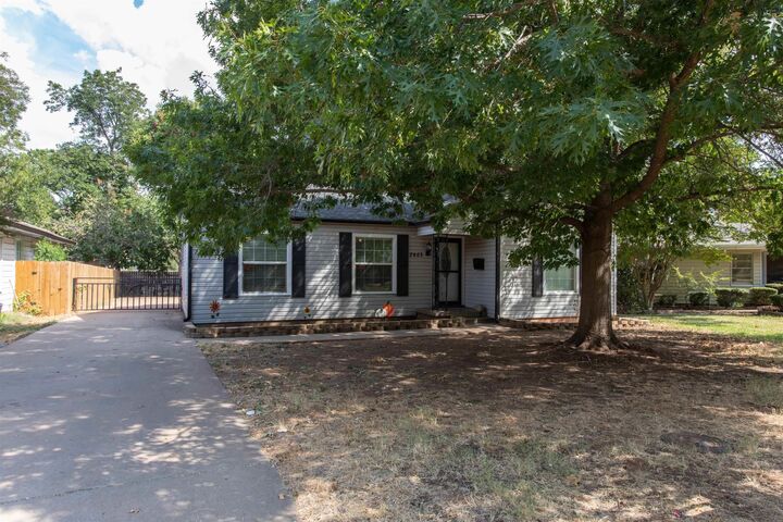 Property Photo: 2605 Hairpin Curve TX 76301