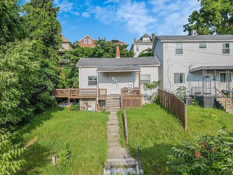 Property Photo: 1426 Orangewood Ave PA 15216