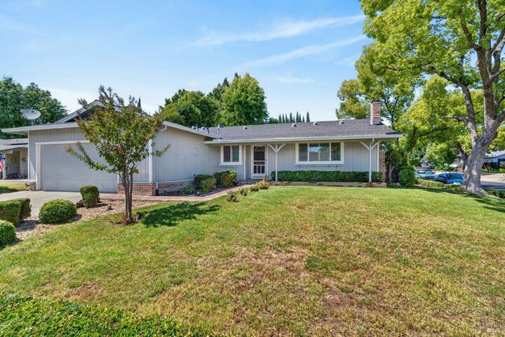 Property Photo: 437 Valencia Lane CA 95688