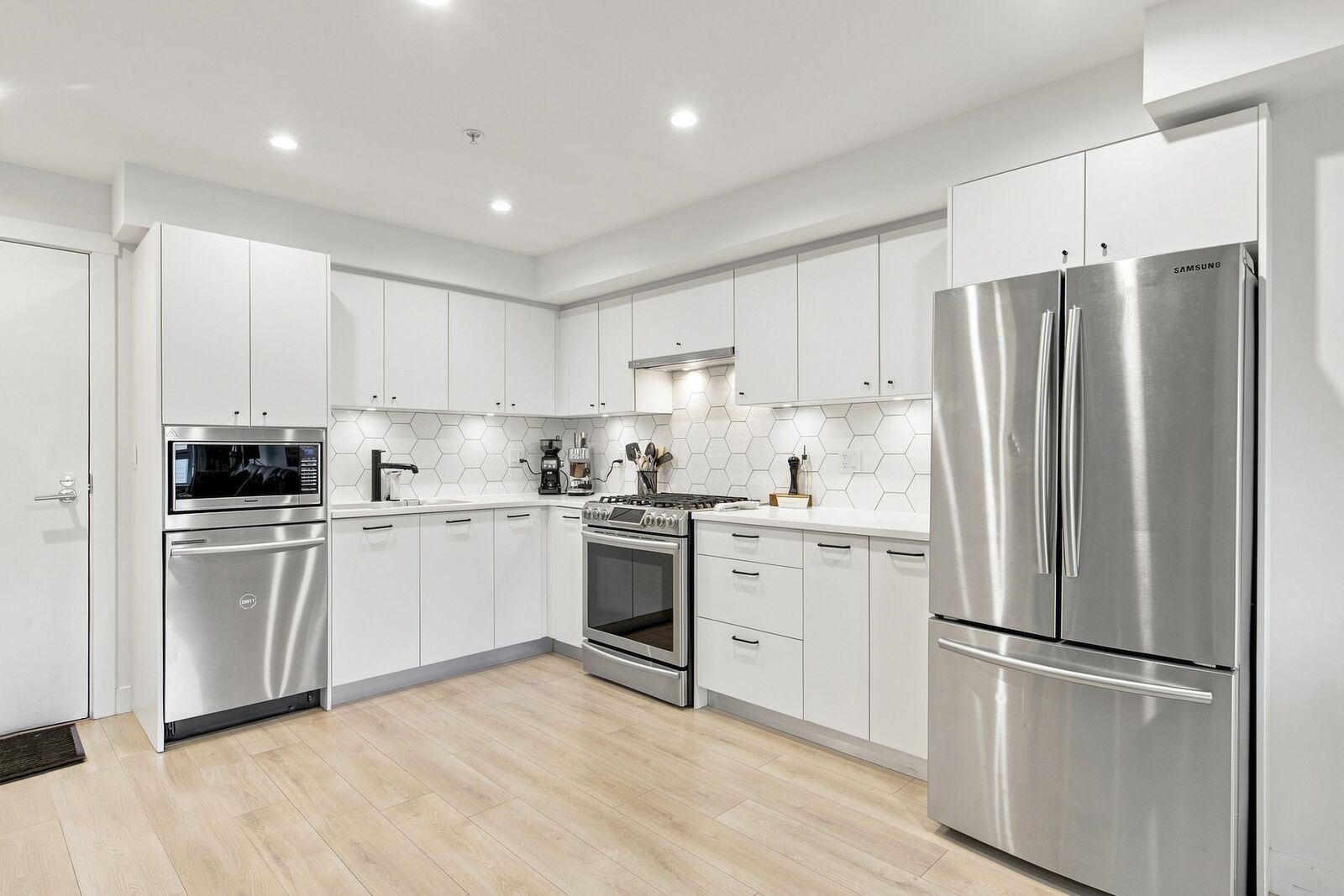 Property Photo:  1519 Crown Street 305  BC V7J 1G6 