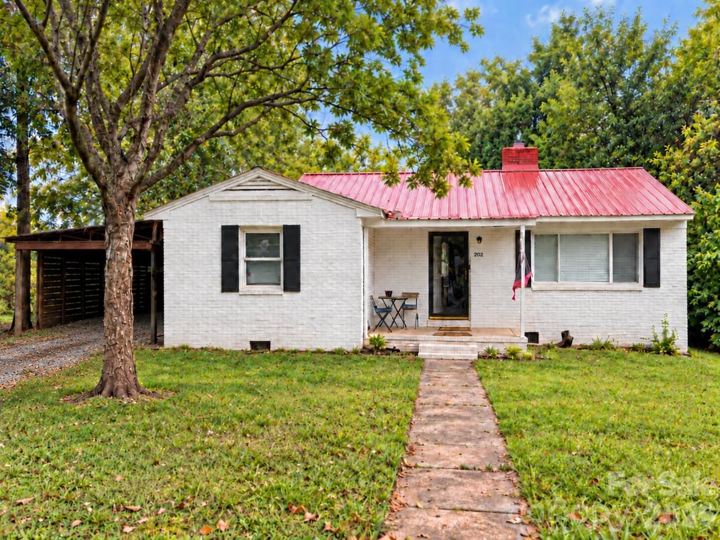 Property Photo:  202 E 4th Street  NC 27292 