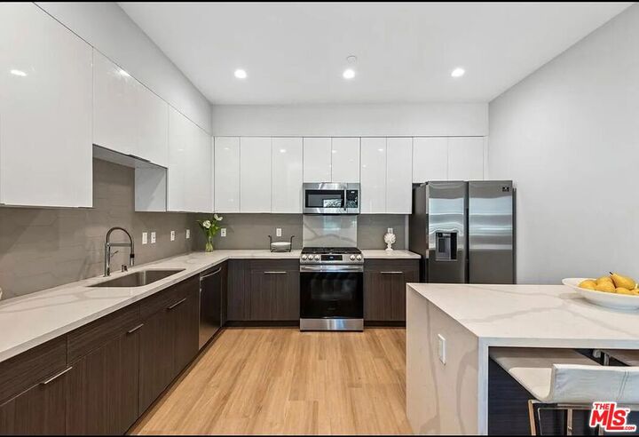 Property Photo:  1906 Overland Ave, Unit 202  CA 90025 