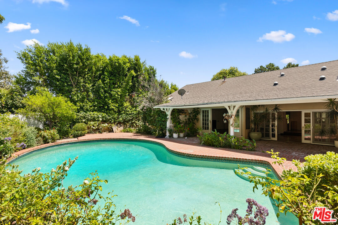 Property Photo:  16011 Meadowcrest Rd  CA 91403 