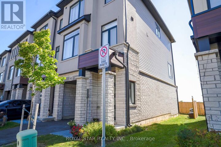 Property Photo:  155 Equestrian Way 92  ON N3E 0E8 