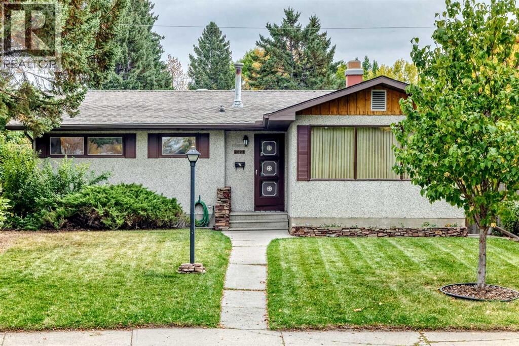 Property Photo: 2022 Redwood Crescent Southeast AB T2B 1R7