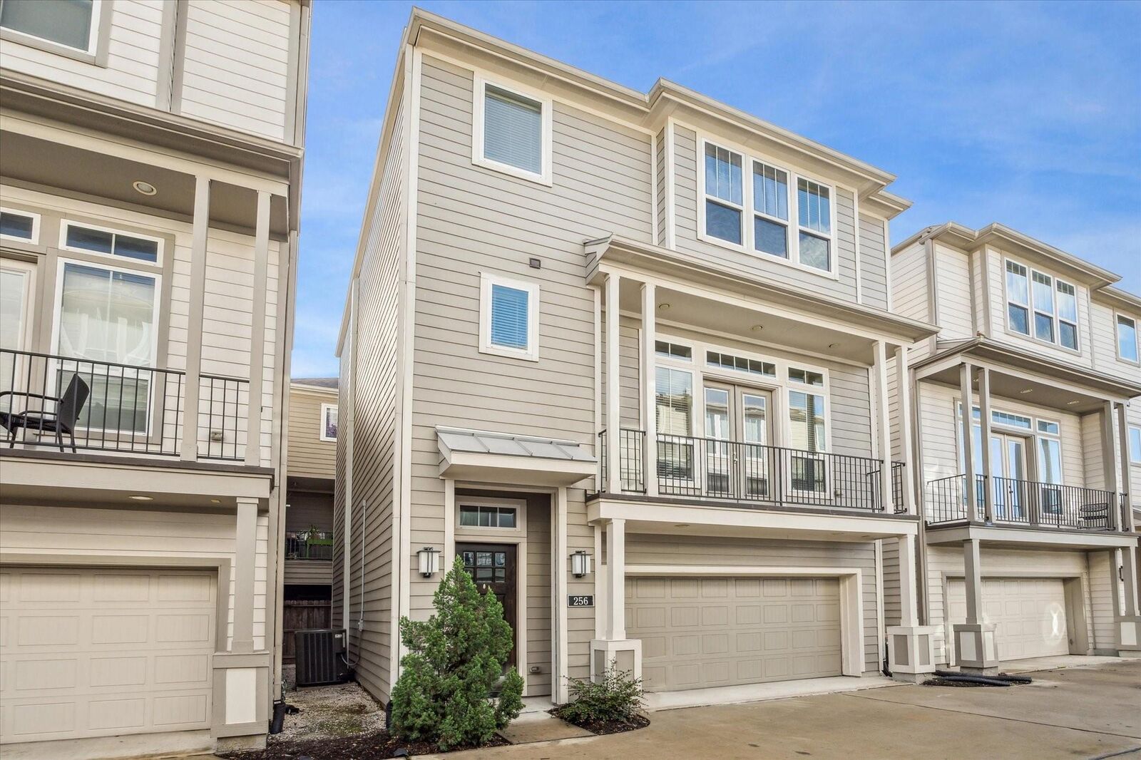 Property Photo:  256 W 28th Street  TX 77008 