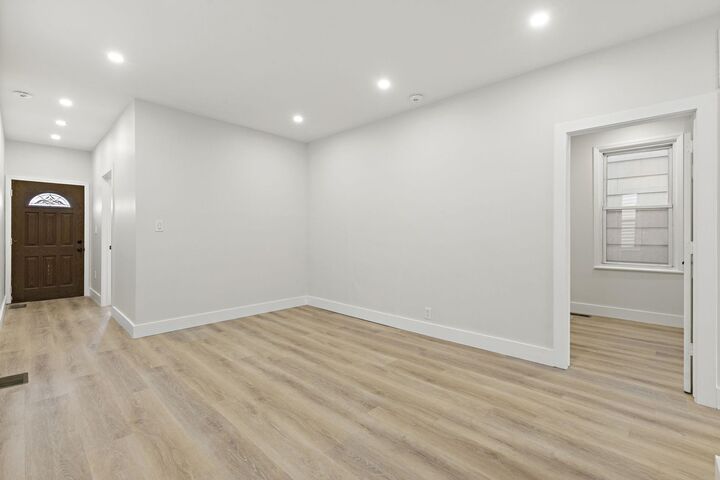 Property Photo:  81 Humphrey Ave 1  NJ 07002 