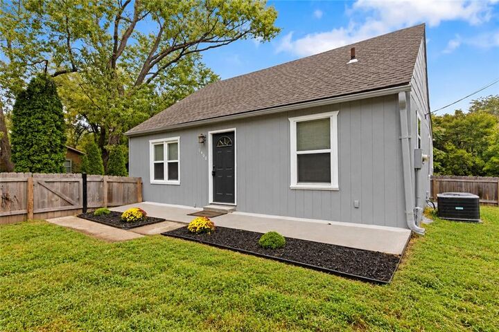 Property Photo: 1400 E Hayward Avenue MO 64050
