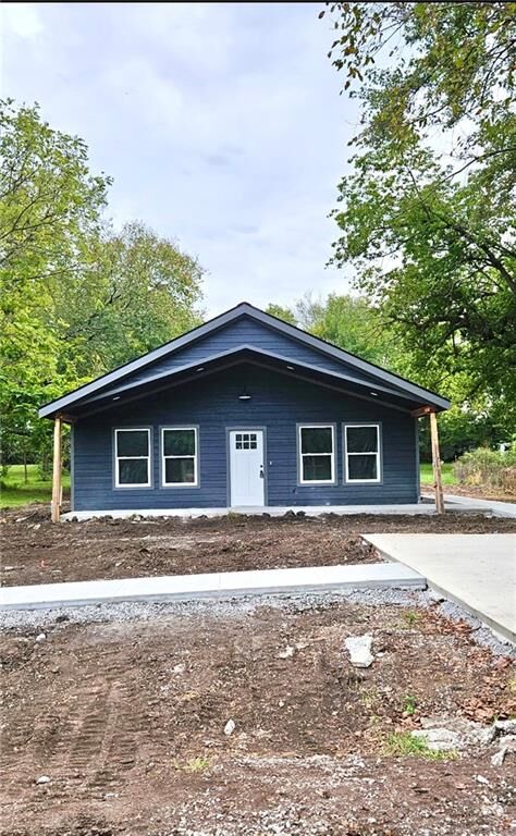 Property Photo:  305 E Pacific Street  MO 64040 