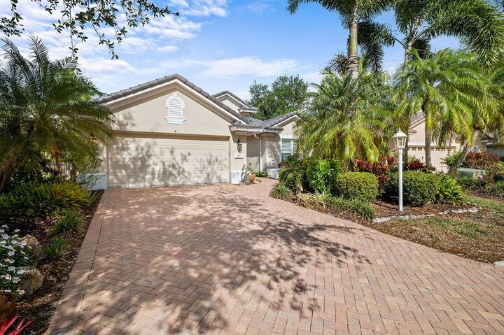 Property Photo:  7117 Victoria Circle  FL 34201 