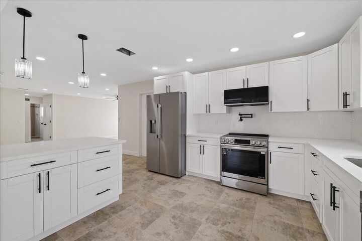 Property Photo:  1016 Fuchsia Drive  FL 34691 