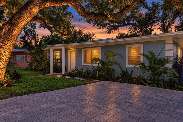 Property Photo:  1112 Sunset Avenue  FL 34275 