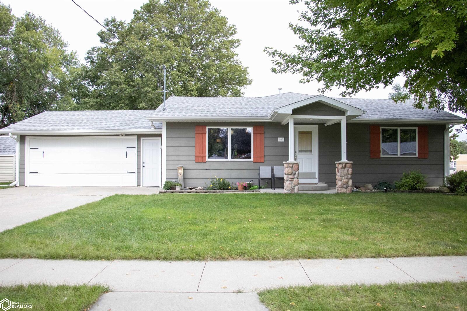 Property Photo: 902 S 12th Street IA 50428