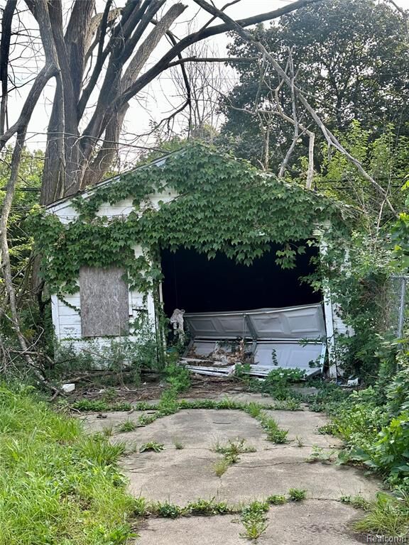 Property Photo:  19386 Waltham Street  MI 48205 2125 