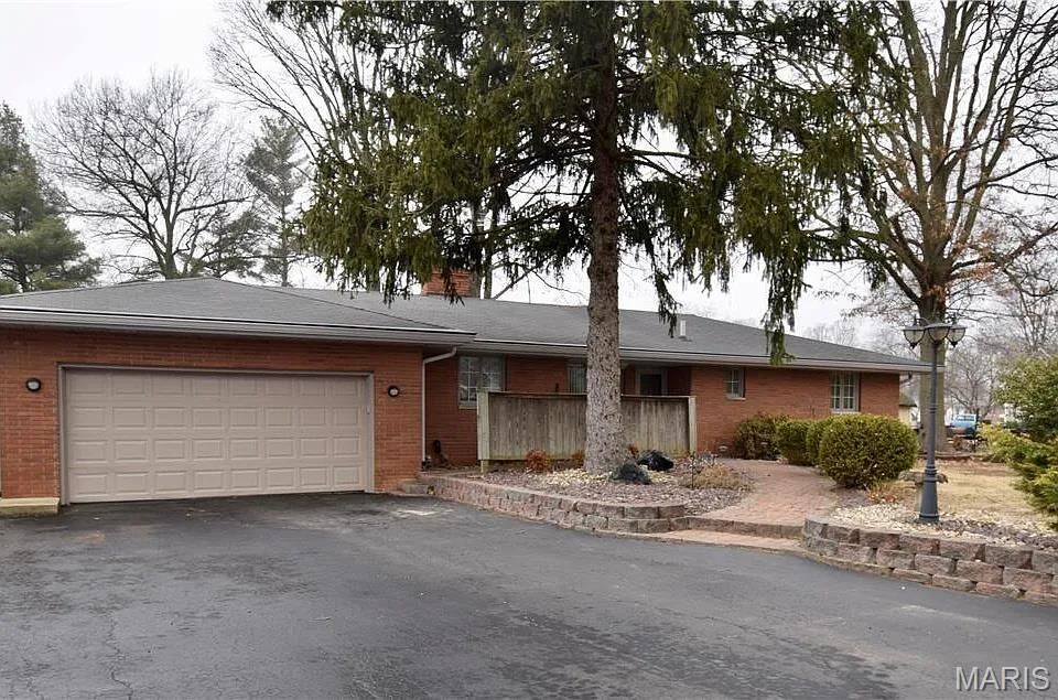 Property Photo:  202 N Charcoal Street  IL 62294 