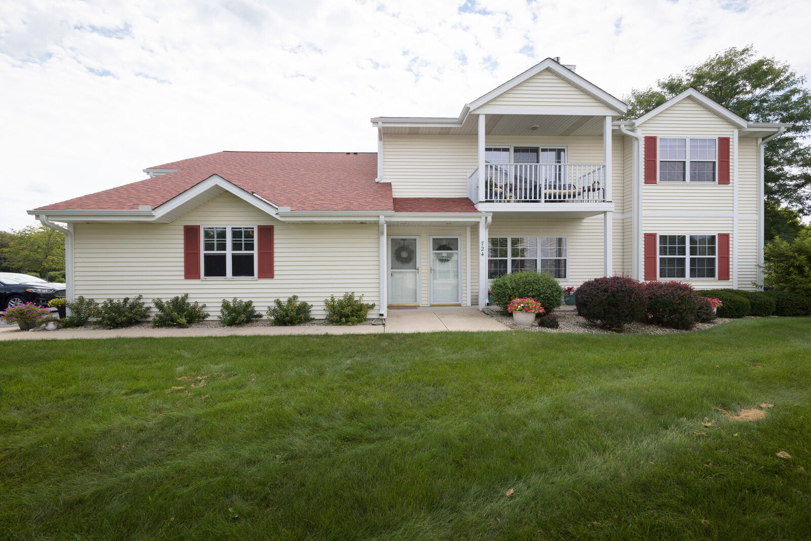 Property Photo:  724 Wood River Ct  WI 53095 