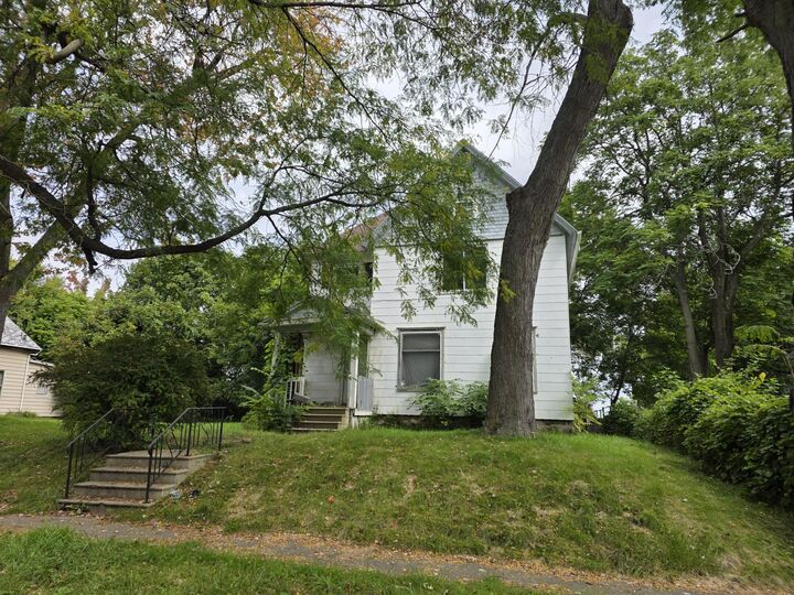 Property Photo:  943 Chittock Avenue  MI 49203 