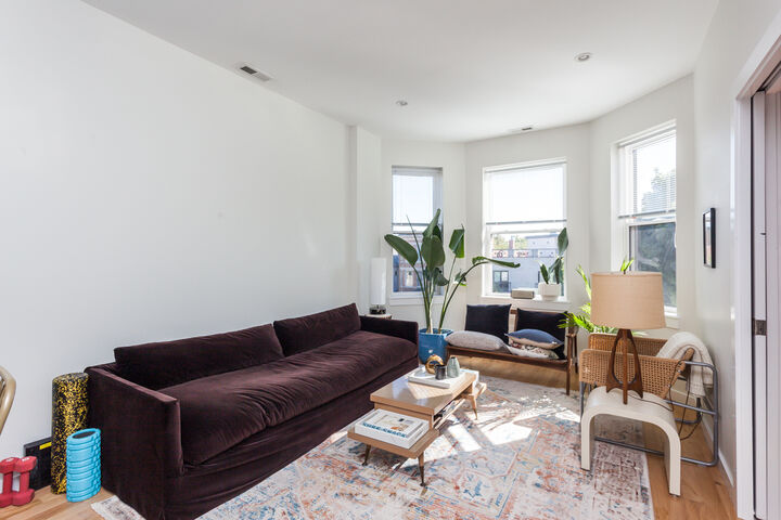 Property Photo: 1740 W Henderson Street 3 IL 60657