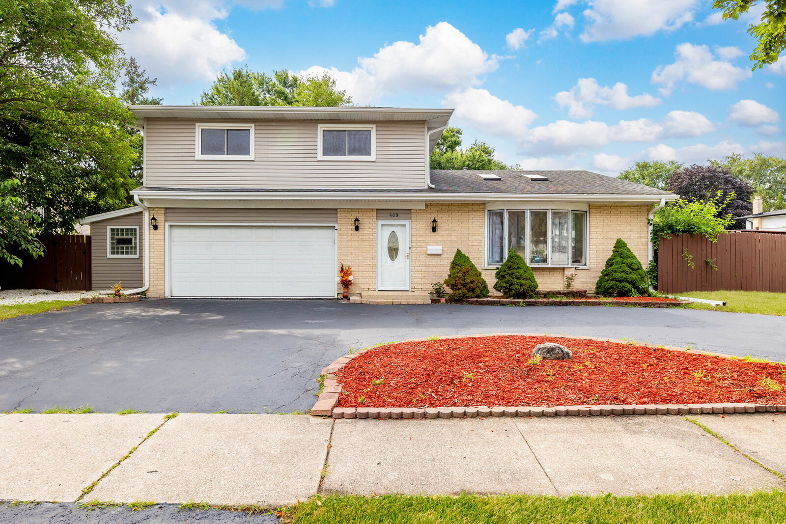 Property Photo: 409 Hillcrest Lane IL 60148
