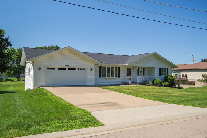 Property Photo:  1008 1st Avenue  IL 61252 